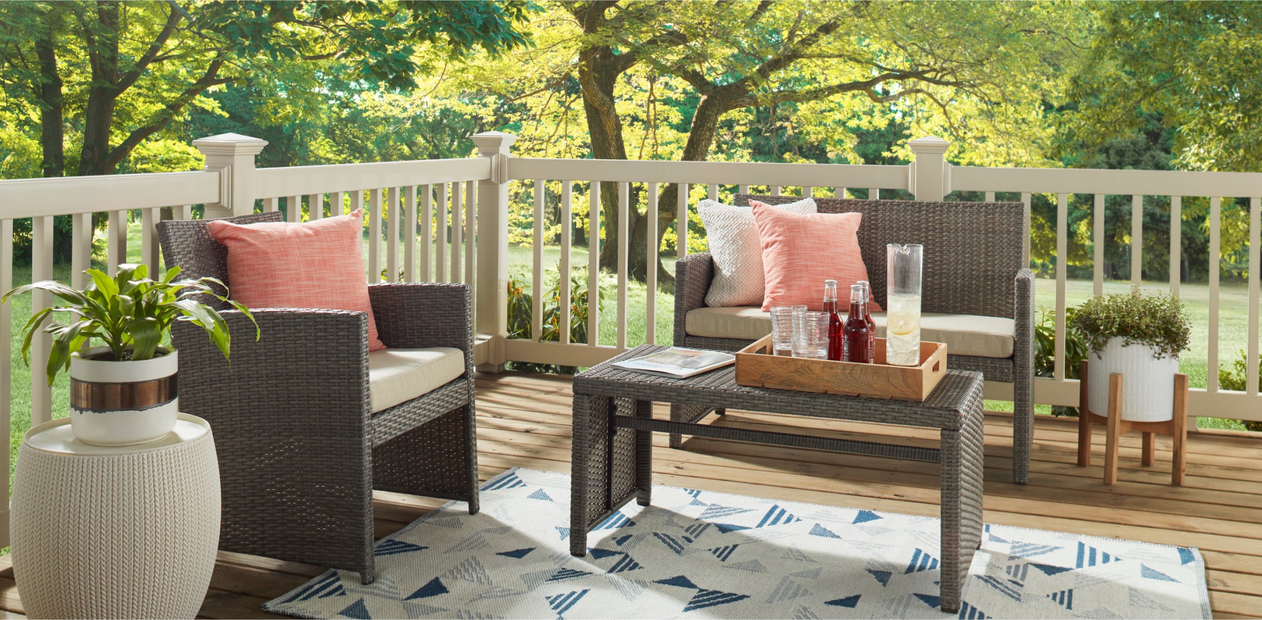 PFR_Exterior_BackPatio_StandardRailVinyl_White_IdeasInspiration_Module_2_1243x610_p6 Ideas & Inspiration