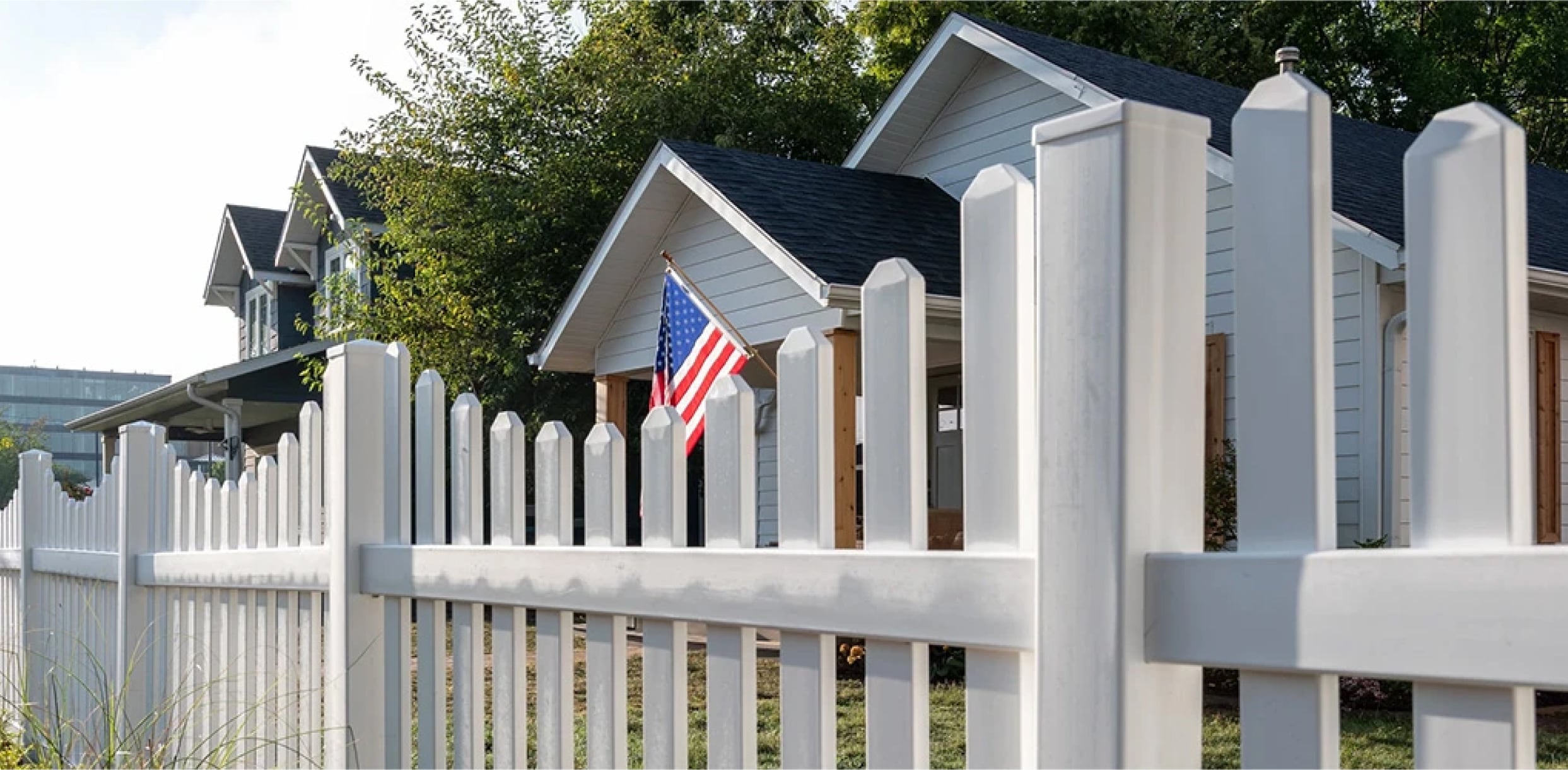 PFR_Exterior_Frontyard_PicketFence_White_IdeasInspiration_Module_3_1243x610_p61 Ideas & Inspiration